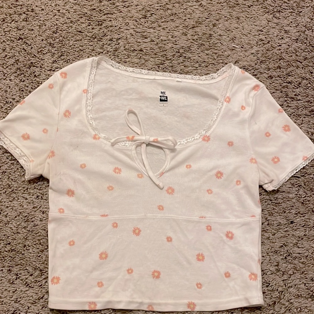 Cute white flower top with lace sleeves